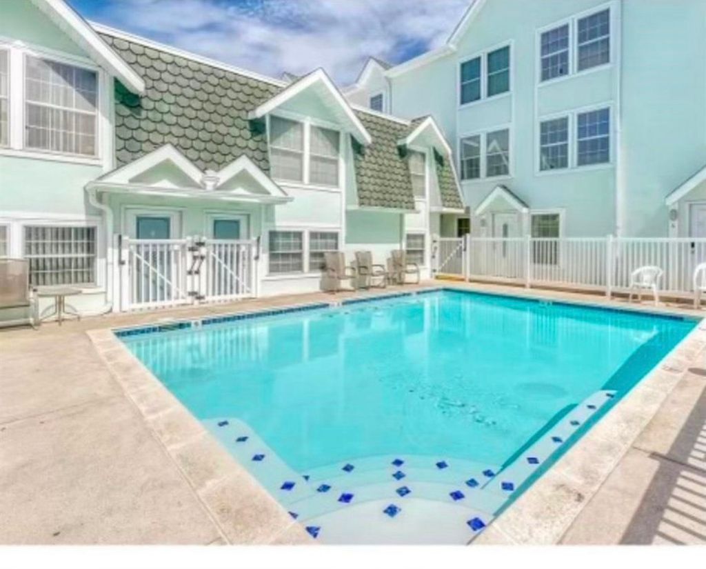 VERY CLEAN, ONLY 2 BLOCKS TO BEACH, PLUS A POOL!! - Wildwood, NJ