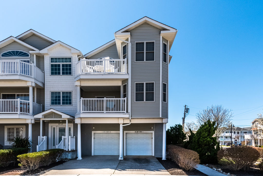 Bright Beach Block end unit Condo (sleeps 12) in beautiful