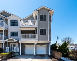 Bright Beach Block end unit Condo (sleeps 12) in beautiful North Wildw