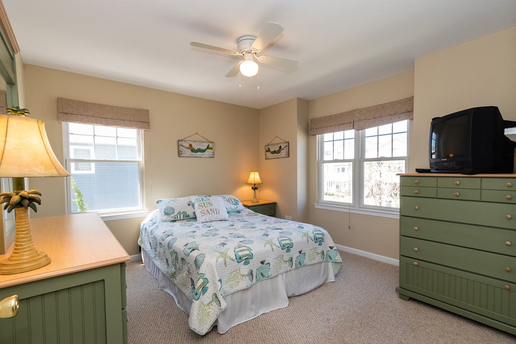 Queen Bed, Main level
