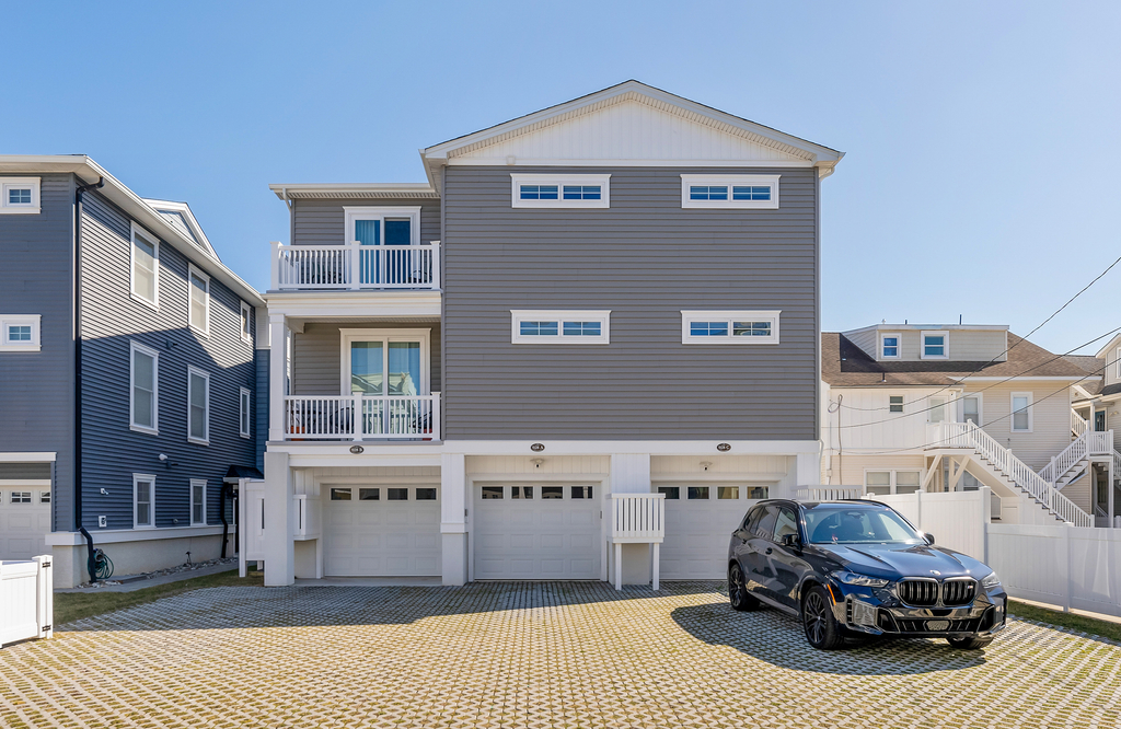 Garage with 2 Additional Parking Spaces