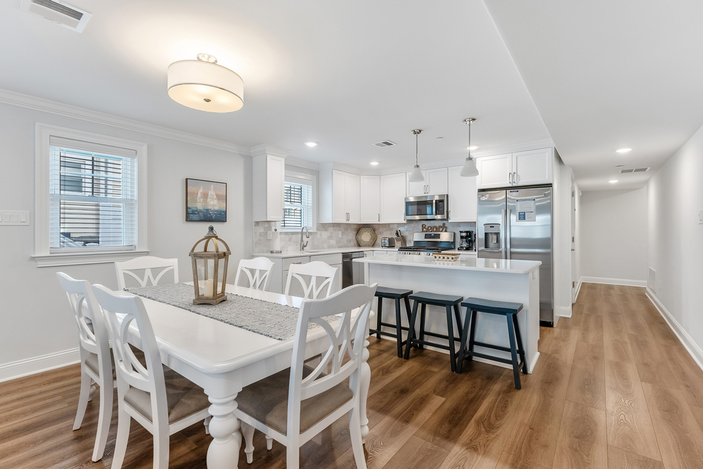 Kitchen with Dining Table