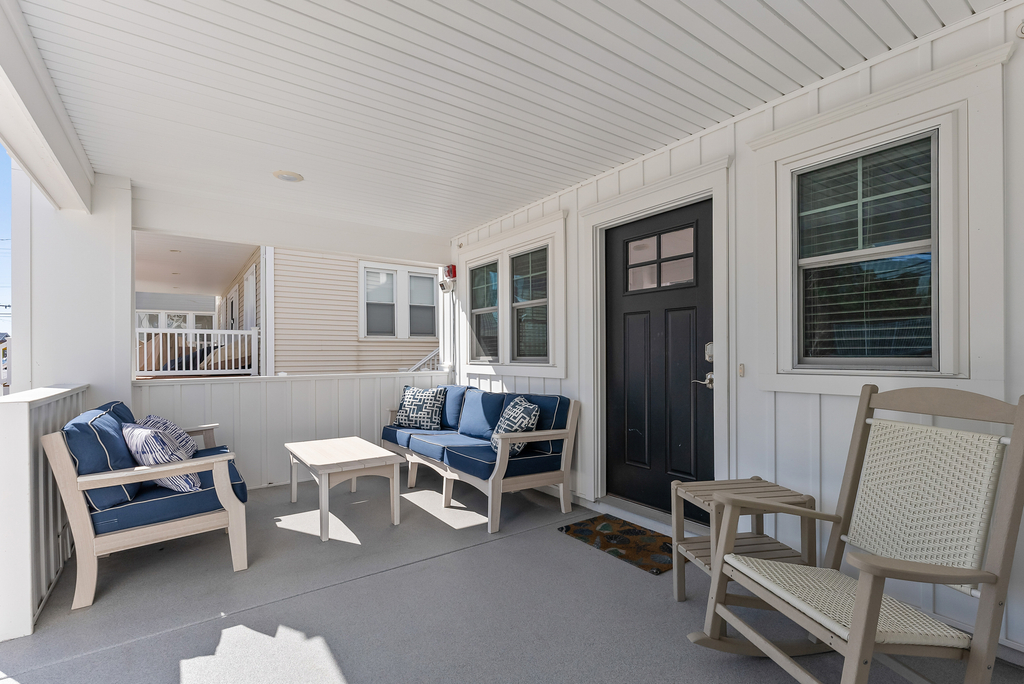 Fully Furnished Wraparound Patio