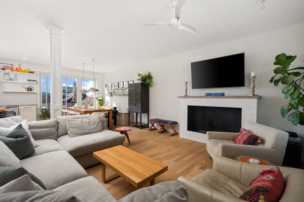 Open floor plan..lr/dr/kitchrn