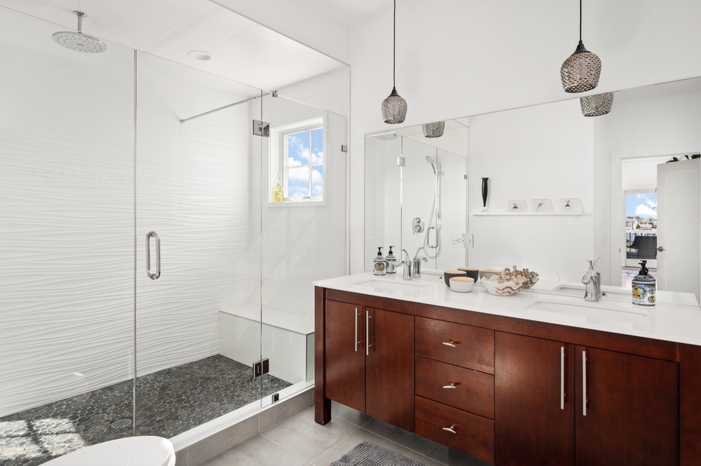 Master bathroom 