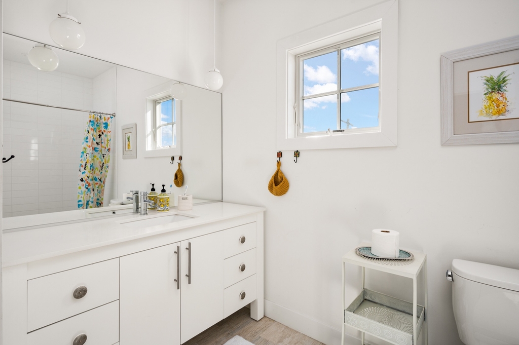 2nd floor bathroom 