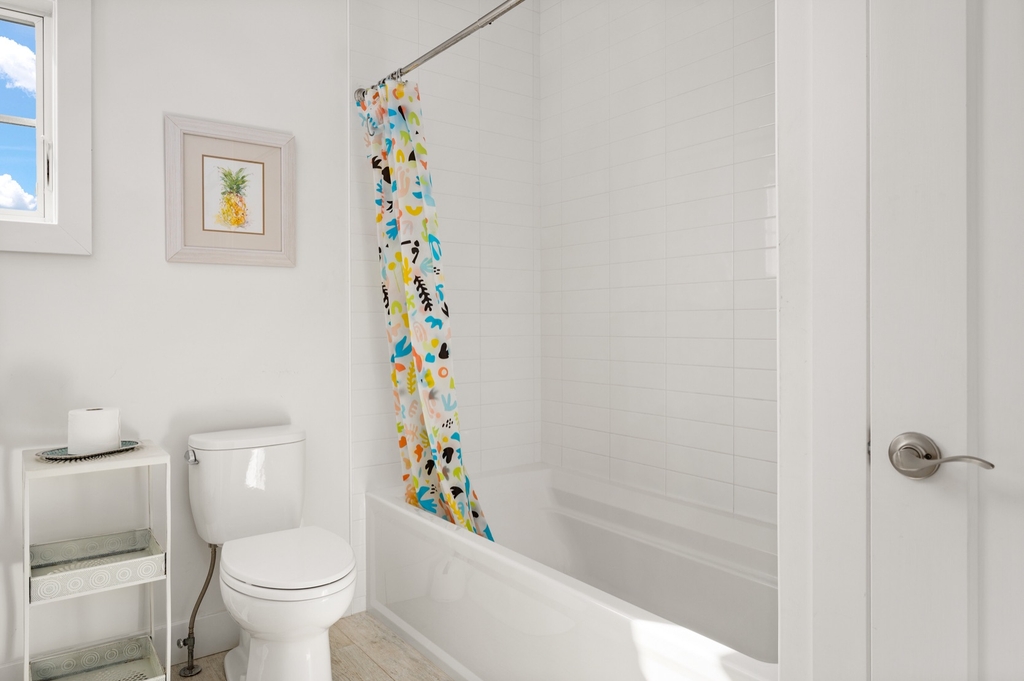 2nd floor full bathroom 