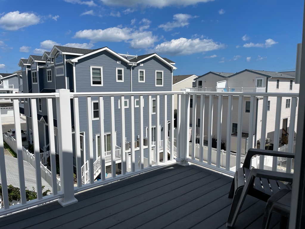 3rd floor back deck-b