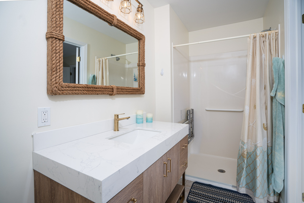 1st Floor Master Bathroom