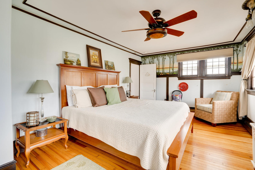 King Bedroom - Guest (2nd Floor)