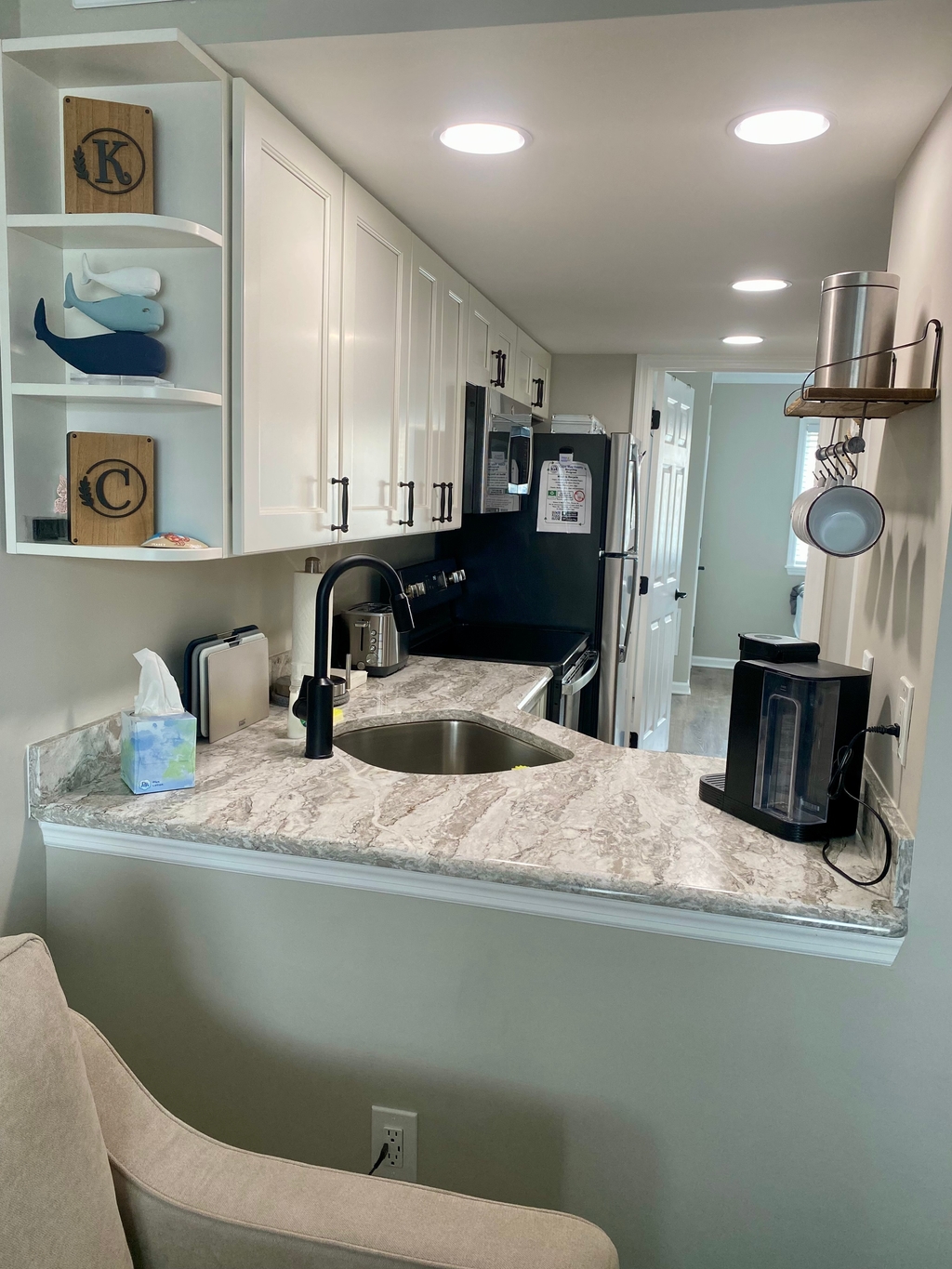 Beautiful Kitchen with Quartz countertops. Full Oven