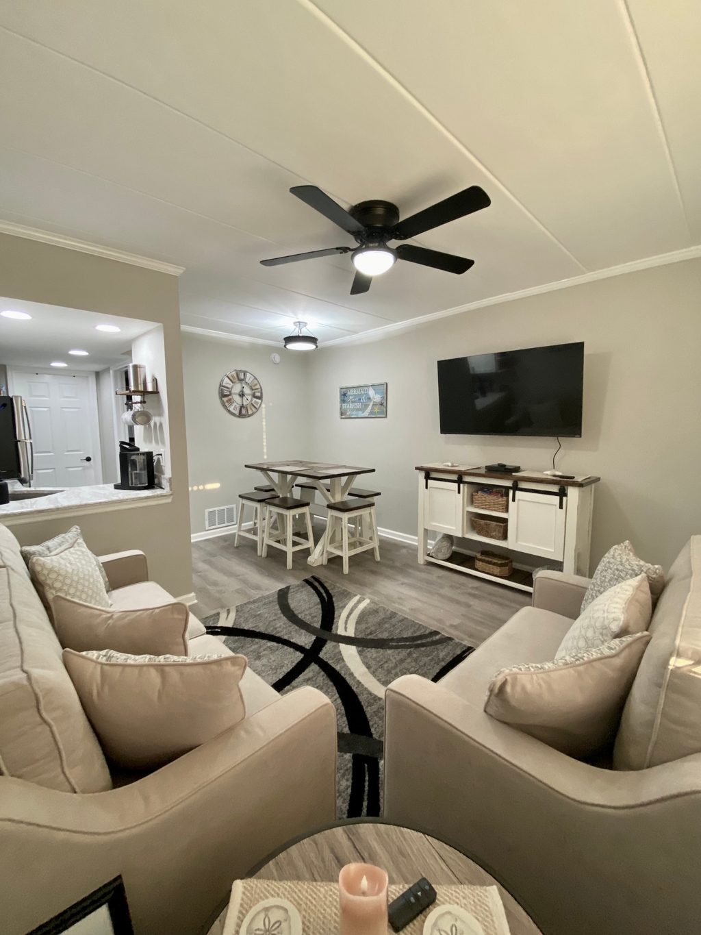 Cute &amp;amp; Cozy Living Room!!
