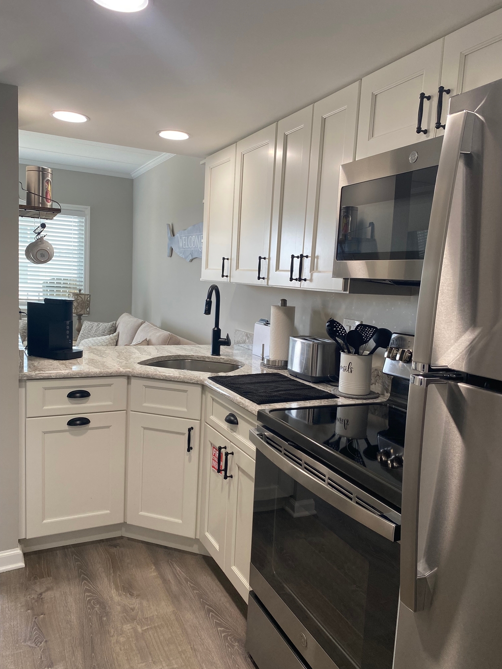 Gorgeous full kitchen.