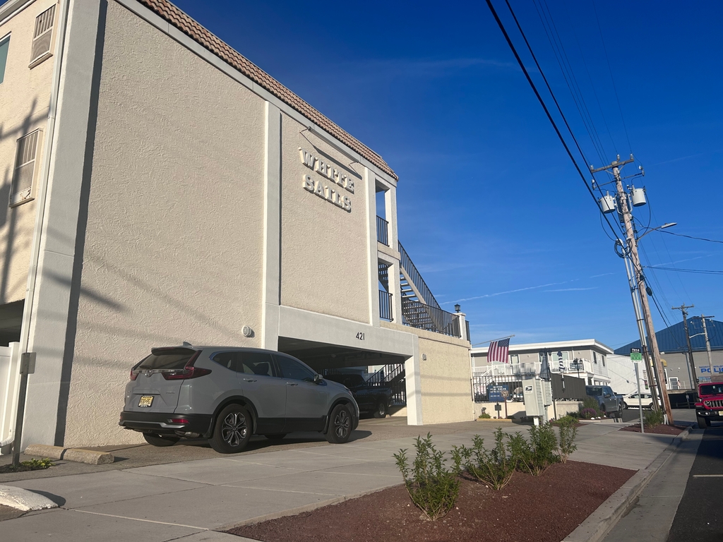 Side view / car port parking entrance