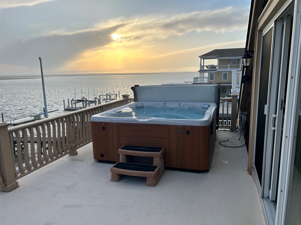 3rd floor deck with hot tub
