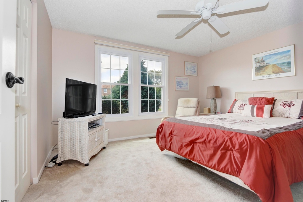 Downstairs  bedroom Queen Bed