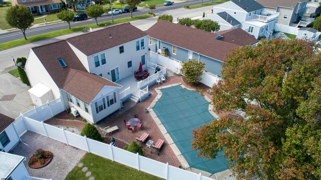 Backyard pool/Deck area