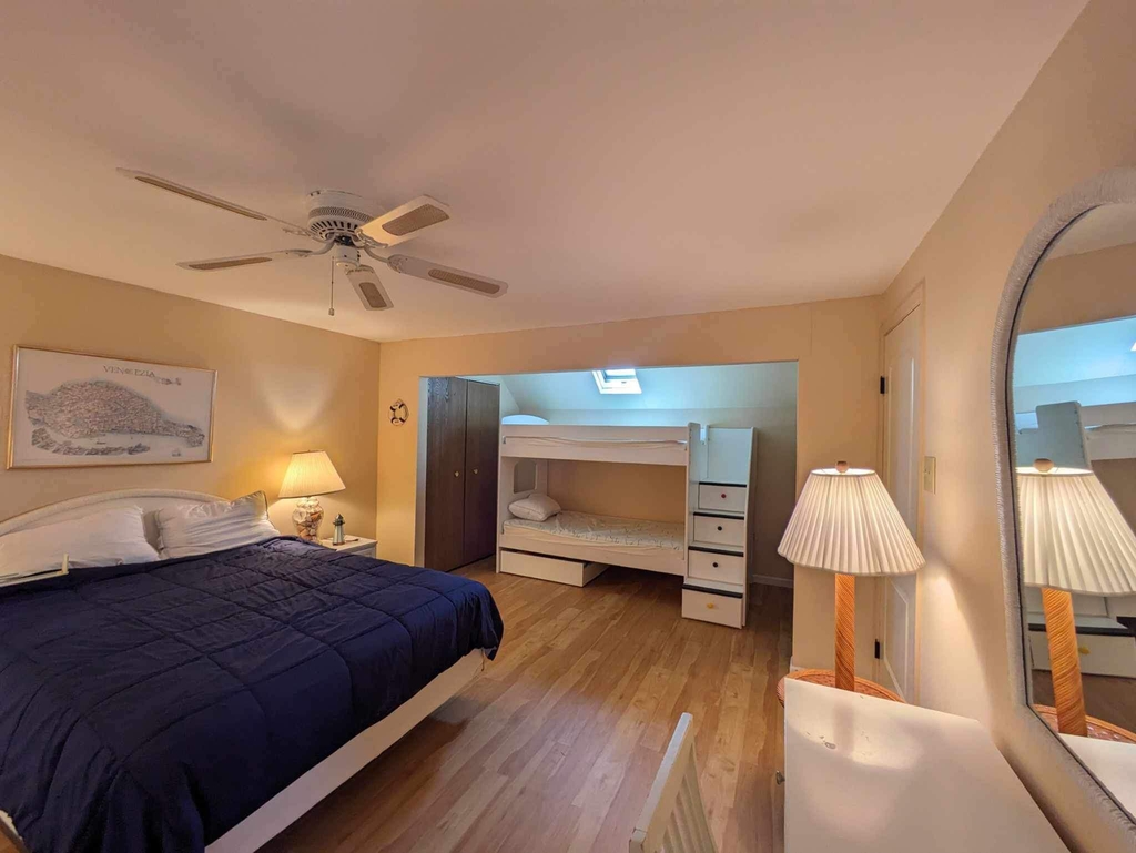 Upstairs Bedroom Bunkbed/Queen Bed