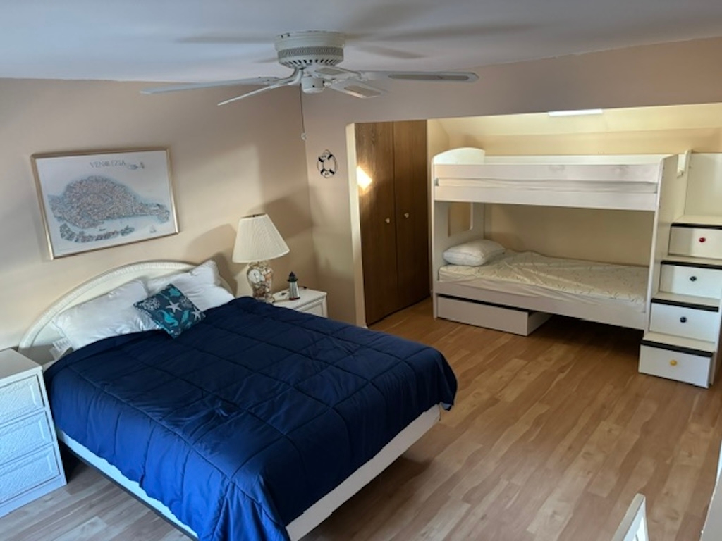 Upstairs Bedroom Bunkbed/Queen Bed