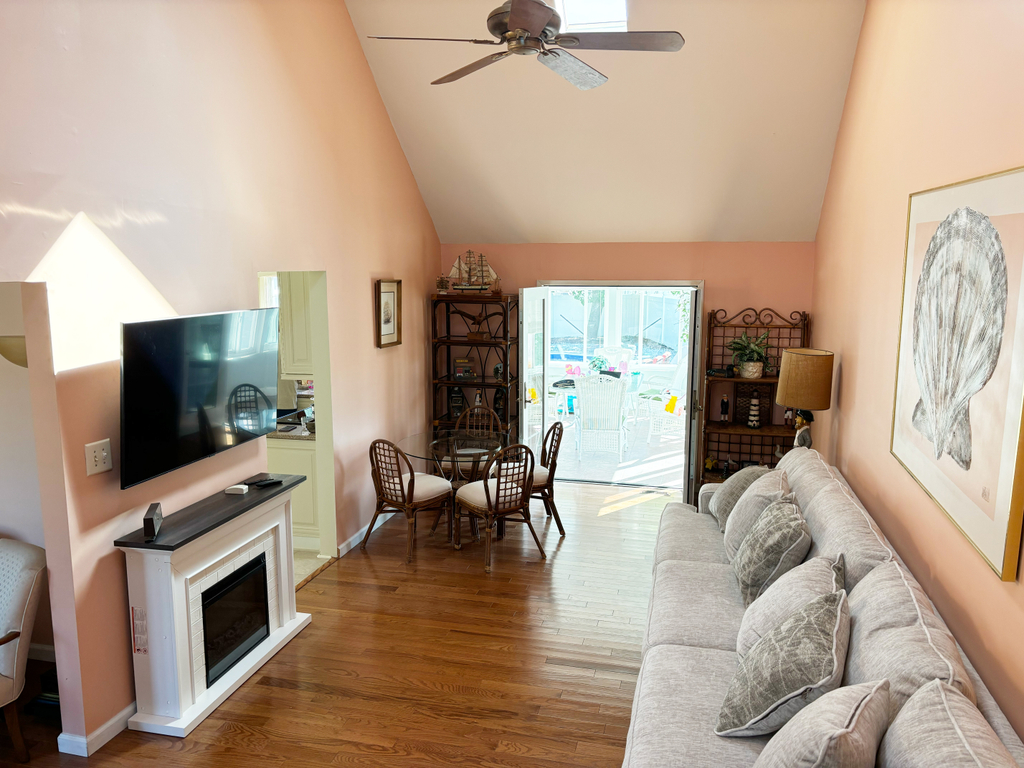 Electric Fireplace/Smart TV