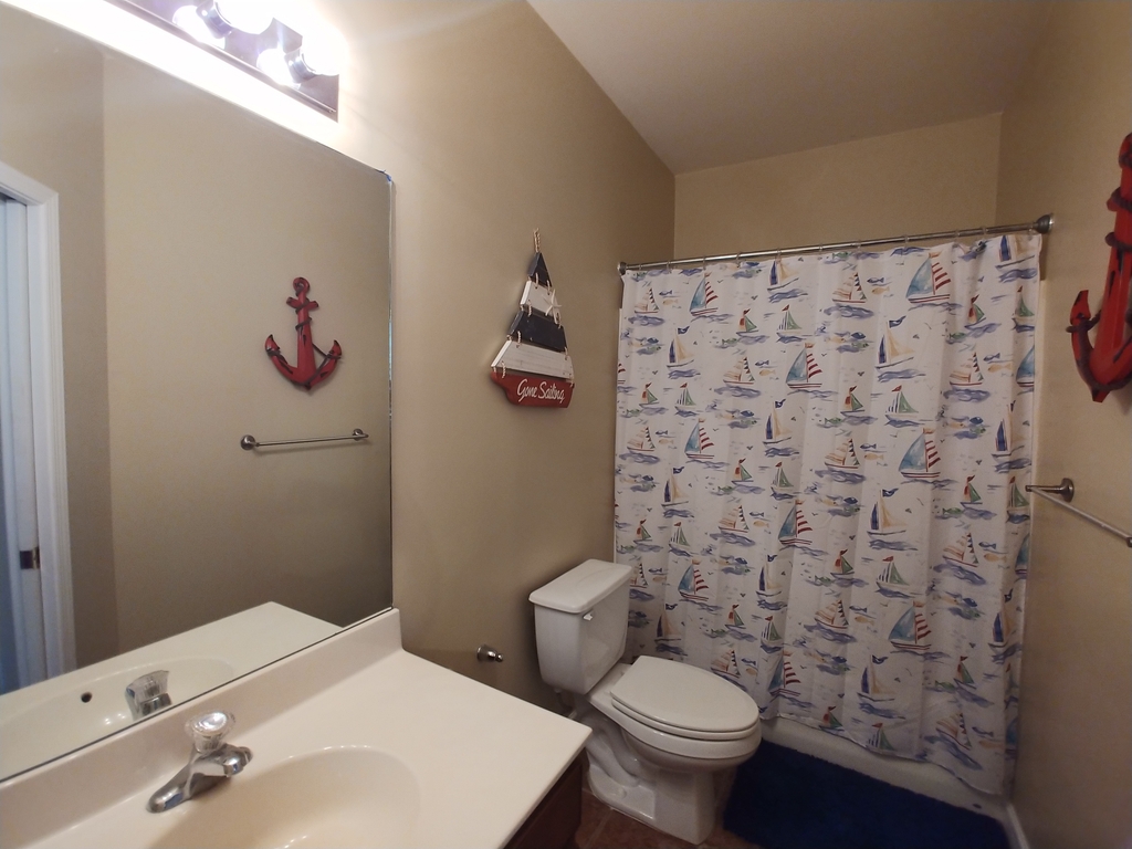 Upstairs full bathroom.