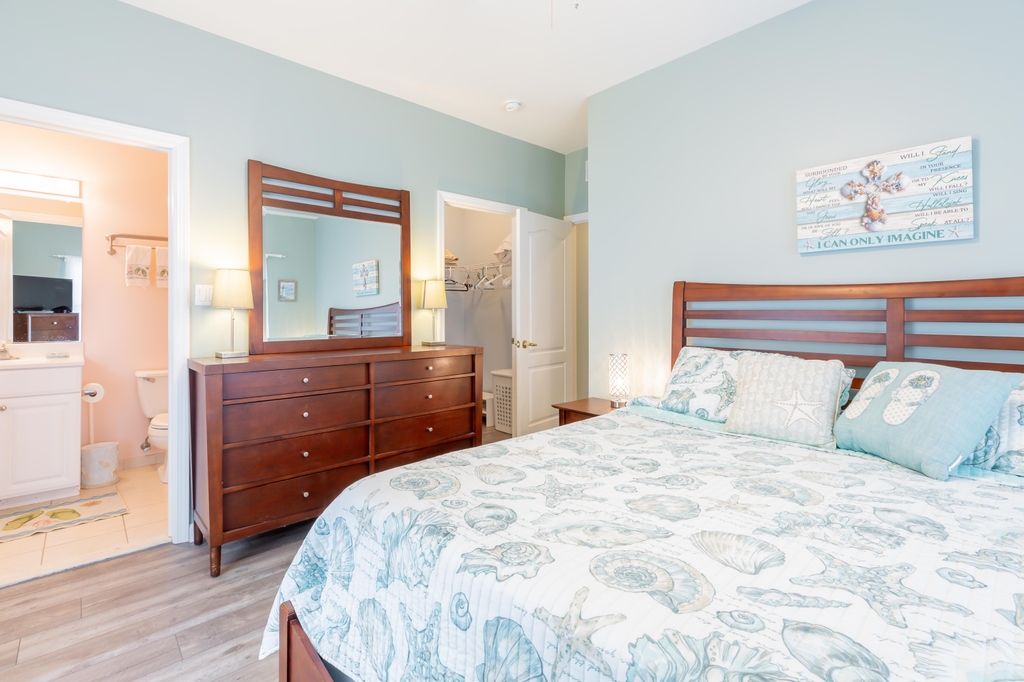 Primary bedroom (2nd floor) - king bed with en suite bathroom