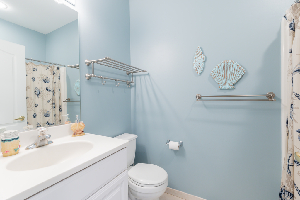 2nd floor hallway full bathroom