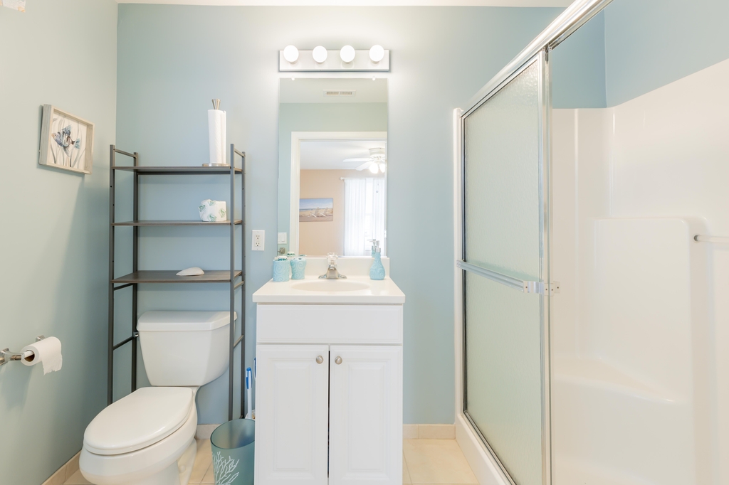 1st floor en suite bathroom