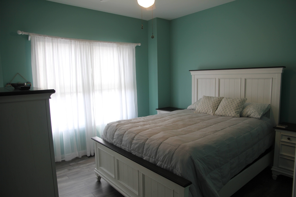 2nd floor bedroom - queen bed