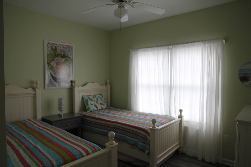 2nd floor bedroom - 2 twin beds