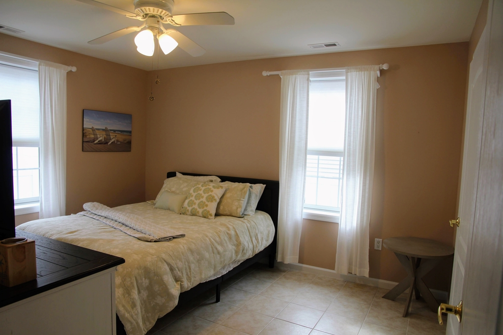 1st floor bedroom - queen bed
