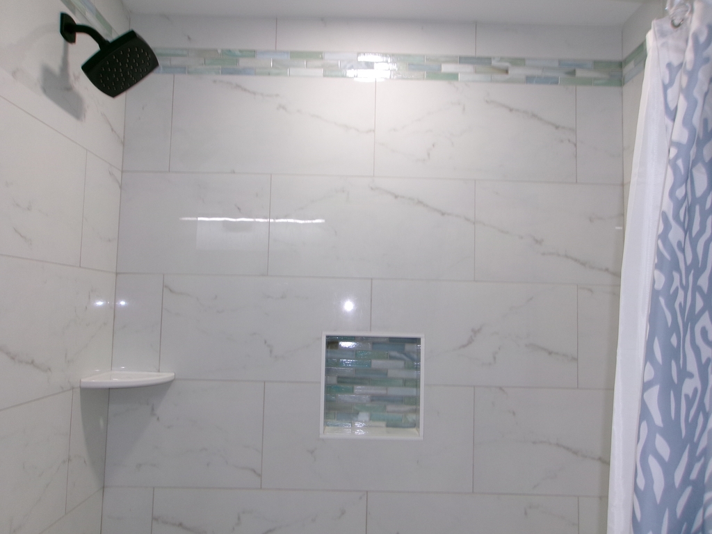 2nd Floor Hall Full Bath - Shower and Tub