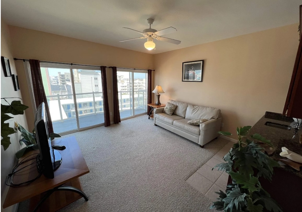 2nd floor den with sliders to the upper deck