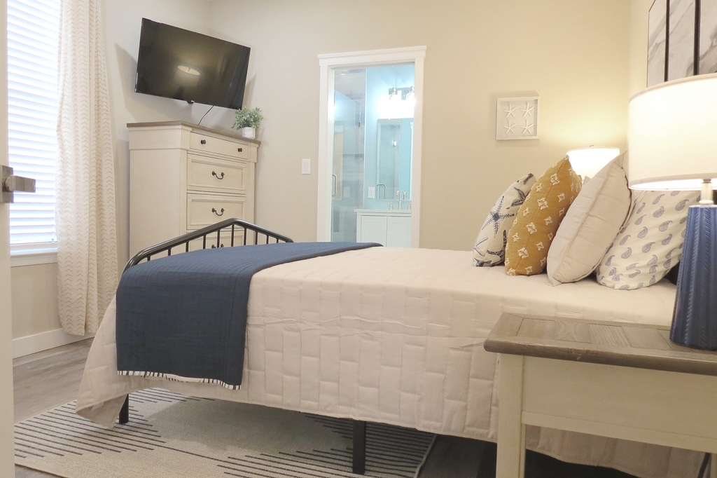 Master Bedroom: 40&amp;quot; smart TV