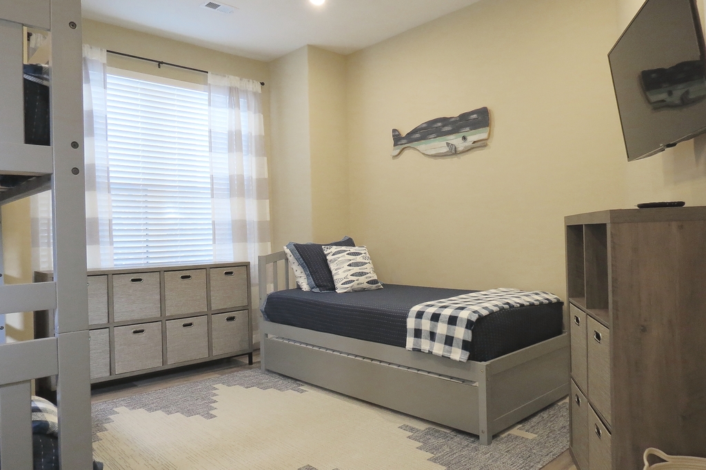 3rd Bedroom: 40&amp;quot; smart TV