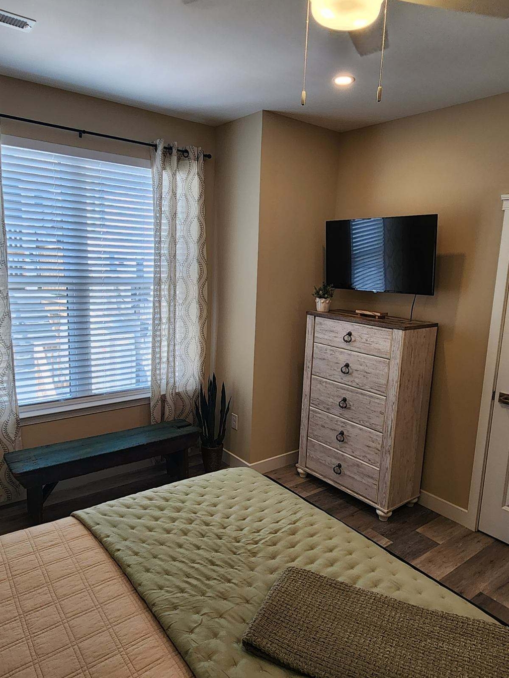 2nd Bedroom: 40&amp;quot; smart TV