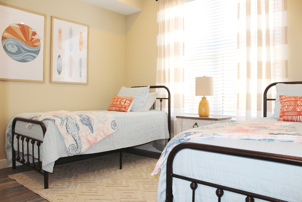 4th Bedroom: two twin beds