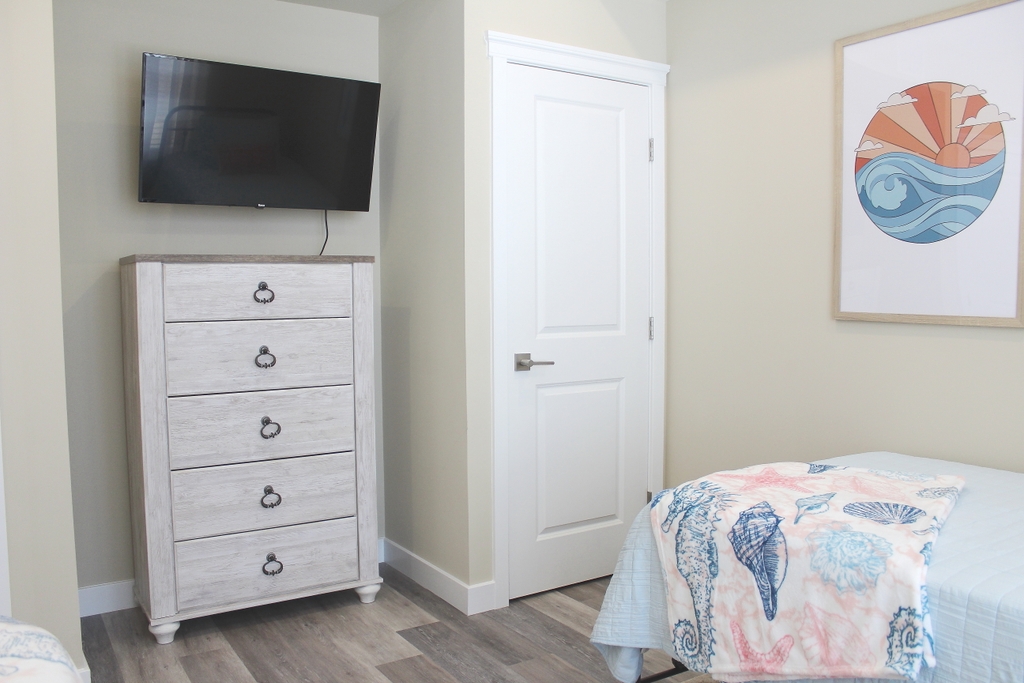 4th Bedroom: 40&amp;quot; smart TV