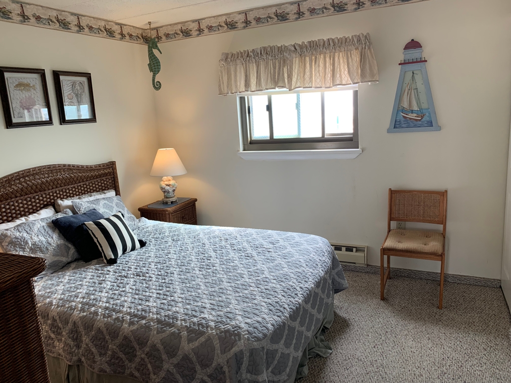 Bright and comfortable bedroom with queen bed and cable TV