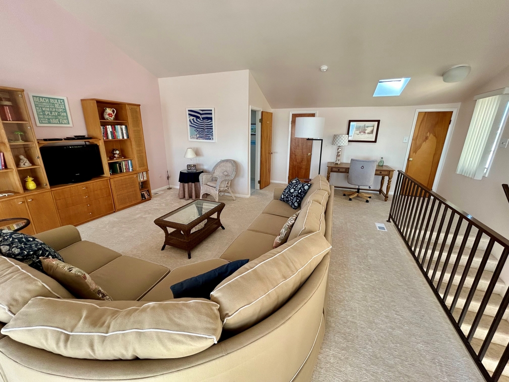 Loft, 2nd living area w/ TV