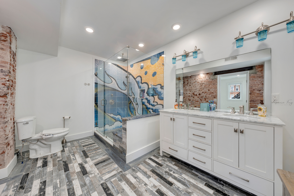 1st Floor ensuite bathroom