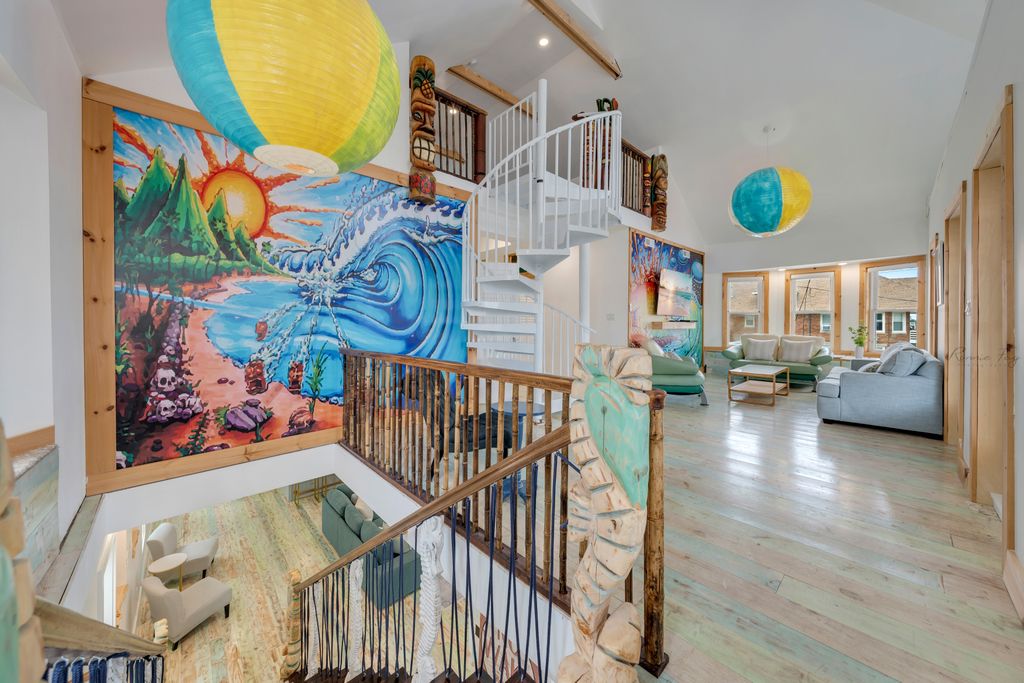 Second floor landing and lounge
