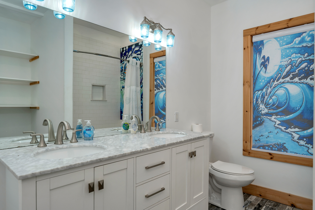 Second queen ensuite bathroom