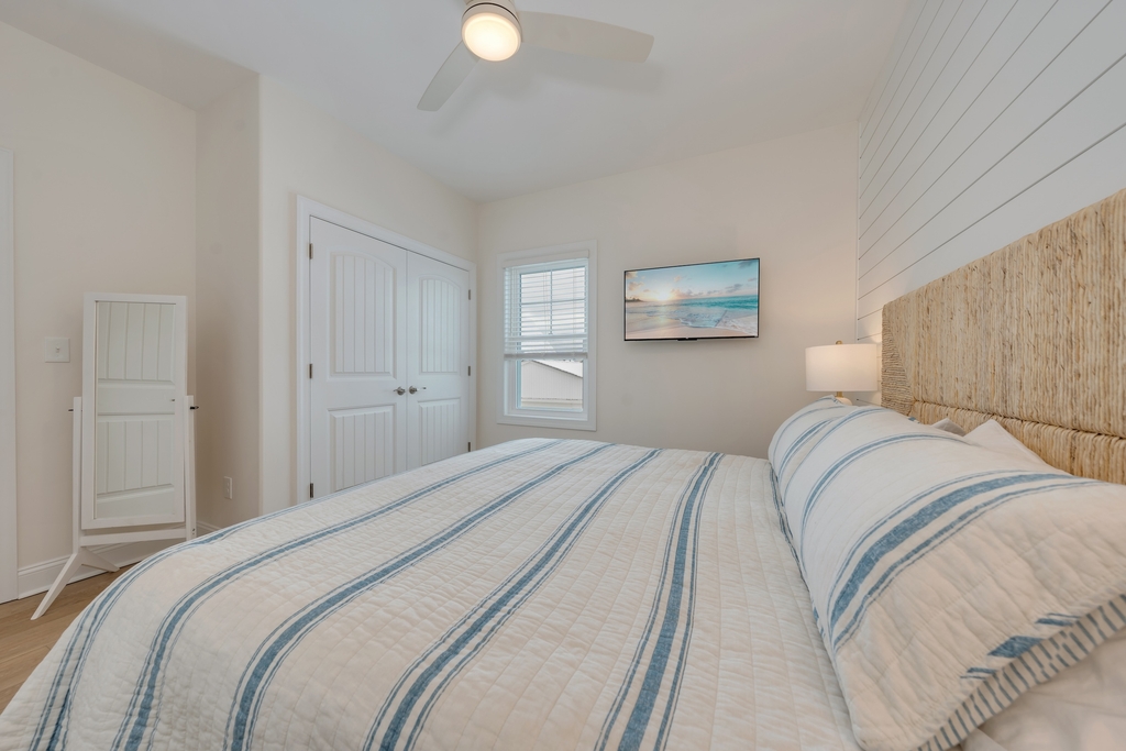 Jr. Suite w King on Main Floor