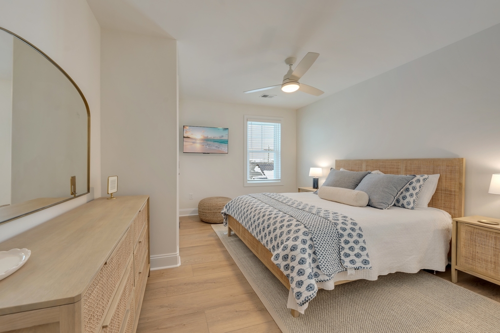 Bdrm 3: Queen bed
