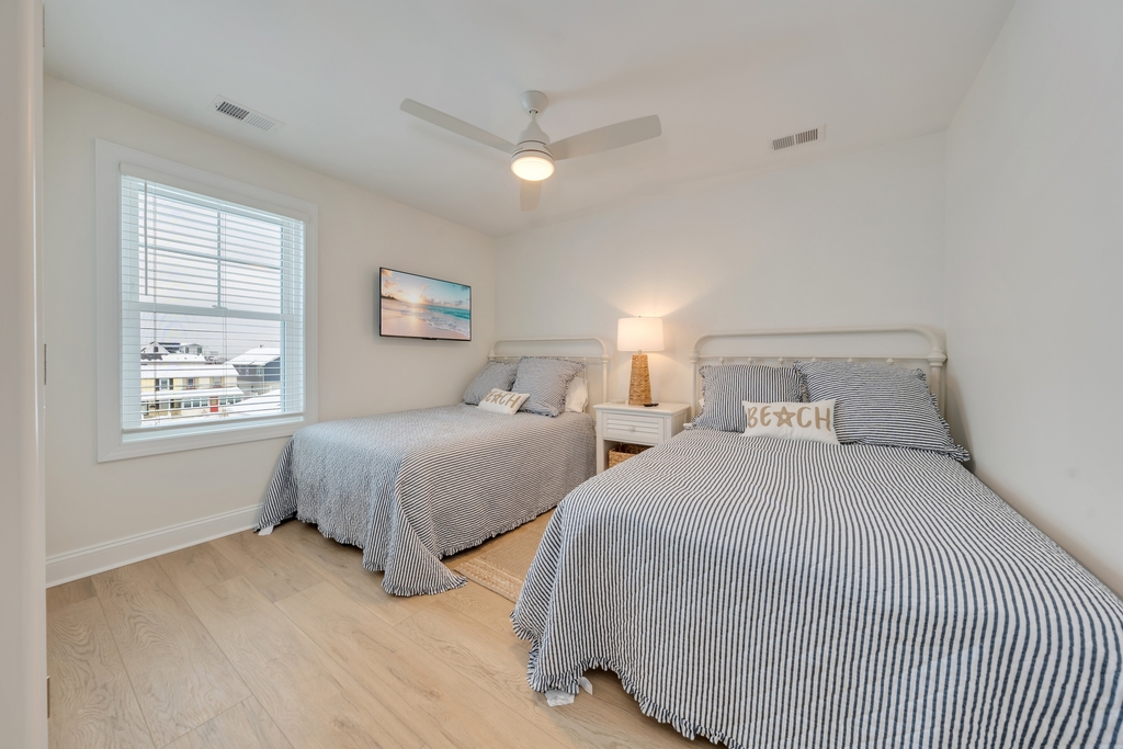 Bedroom 4: 2 Full beds