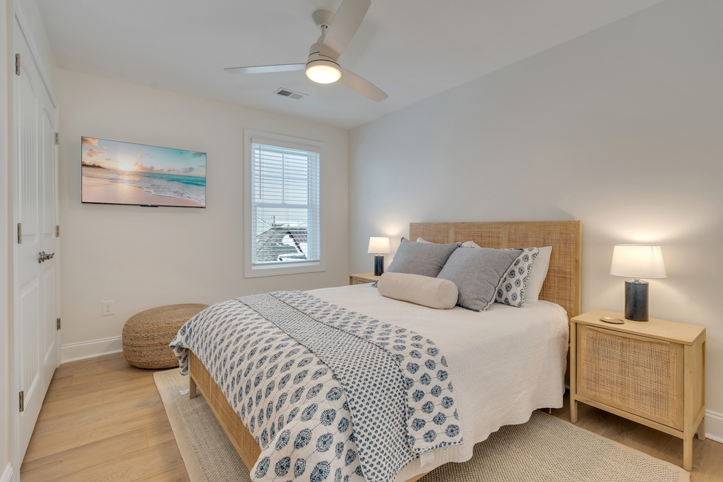 Bdrm 3: Queen Bed