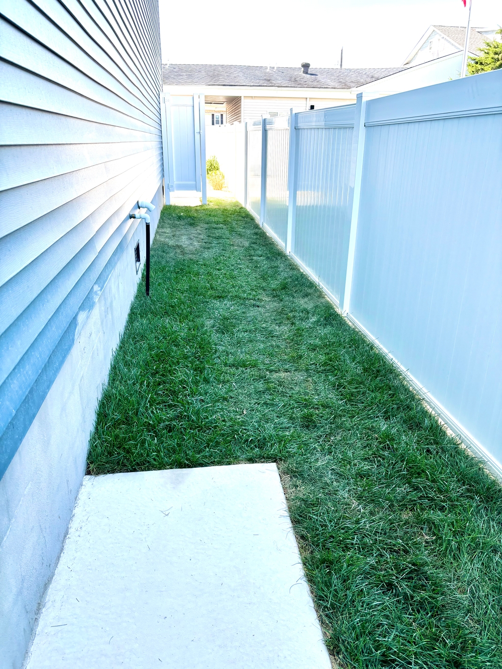 Side yard w full shower and grass run