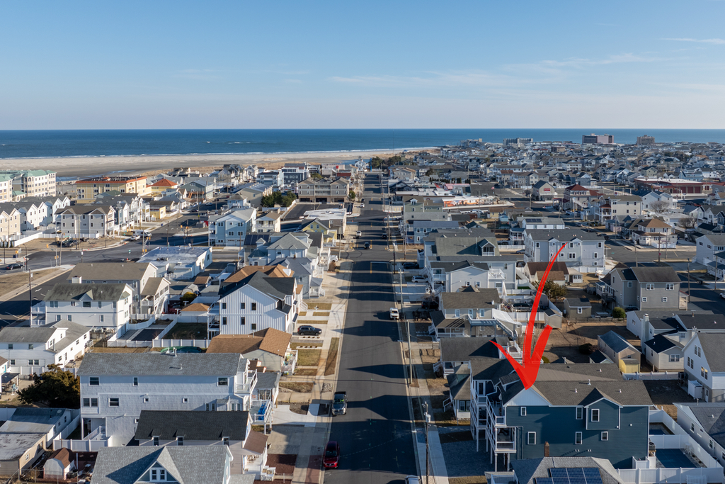 Unique locations: beaches, bay, landmark seawall and entertainment district  all walking distance