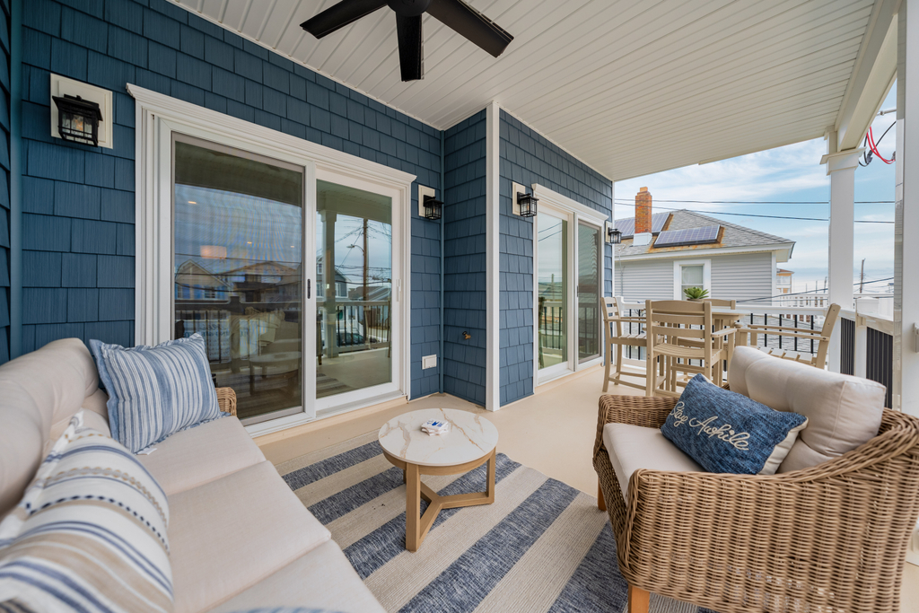 Main deck with space to relax and dine